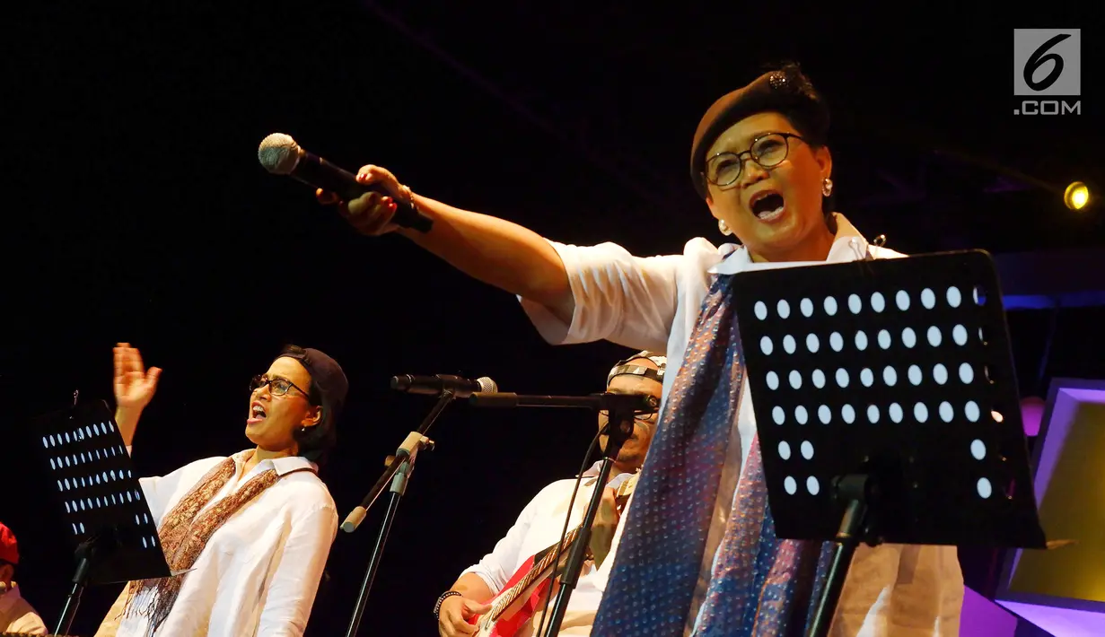 Vokalis grup musik Elek Yo Band, Menteri Luar Negeri Retno Marsudi saat tampil di Java Jazz Festival 2018, di JIExpo Kemayoran, Jumat (02/3). Java Jazz Festival 2018 mengusung tema Celebrate Jazz In Diversity. (Liputan6.com/Pool/Joan)
