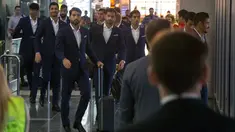 Tim nasional (Timnas) Iran tiba di bandara internasional Vnukovo di luar Moskow, Selasa (5/6). Delapan hari menjelang upacara pembukaaan, Iran menjadi tim pertama yang tiba di Rusia untuk Piala Dunia 2018. (AP Photo/Alexander Zemlianichenko)