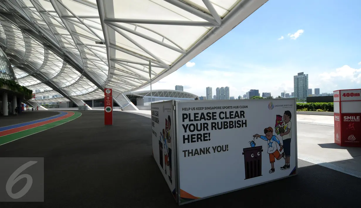 Warga Singapura bersiap menyambut perhelatan olahraga se Asia Tenggara, Sea Games 2015 pada 5-16 Juni 2015. Beberapa tempat penampungan sampah disediakan di sekitar National Stadium Hub Singapura, Selasa (2/6/2015). (Liputan6.com/Helmi Fithriansyah)