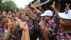 Cawagub DKI Jakarta nomer urut dua, Djarot Saiful Hidayat menyapa warga saat berkunjung ke Kampung Ambon, Cengkareng, Jakarta Barat, Kamis (2/2). Dalam kesempatan tersebut Djarot meminta kepada masyarakat untuk memerangi narkoba. (Liputan6.com)
