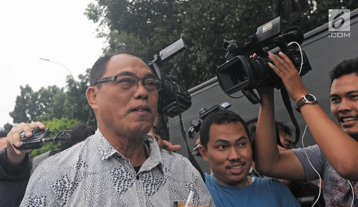 Ajudan terdakwa Setya Novanto, Corneles Towoliu menghadapi pertanyaan wartawan usai diperiksa di Gedung KPK, Jakarta, Jumat (9/2). Corneles pernah diperiksa sebagai saksi dugaan kasus korupsi e-KTP pada 18 September 2017. (Liputan6.com/Herman Zakharia)