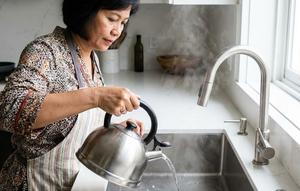 Larutan Garam Kasar dan Air Panas (Gemini AI)