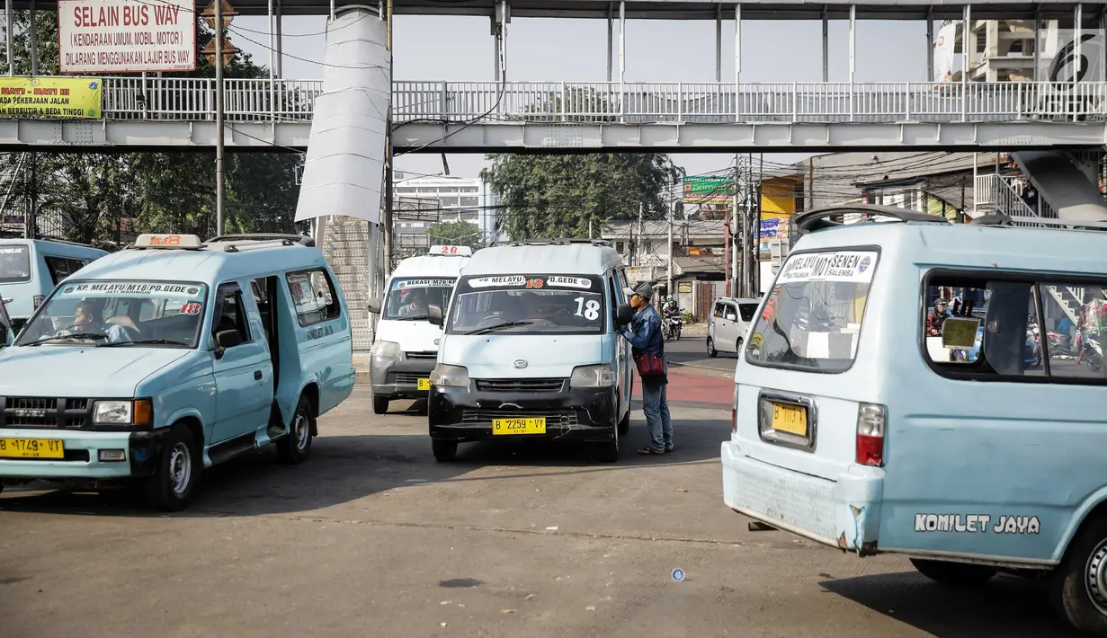 Sejumlah angkutan umum (angkot) menunggu penumpang di Terminal Kampung Melayu, Jakarta, Jumat (26/5). Setelah sempat berhenti beroperasi pasca-bom Rabu (24/5) lalu, Terminal Kampung Melayu kembali dibuka dan dioperasikan. (Liputan6.com/Faizal Fanani)