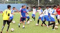 Denis Irwin saat melakukan pemanasan pada acara United Way Coaching Clinic You C 1000 di Stadion Sumantri Brojonegoro, Jakarta, Sabtu (7/5/2016). (Bola.com/Nicklas Hanoatubun)