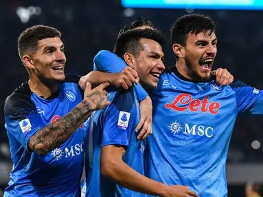 Hingga pekan ke-21 Liga Italia 2022/2023, Napoli masih kukuh di puncak klasemen dengan mengemas 56 poin, unggul 13 poin dari Inter Milan yang menguntit di posisi kedua. Jika mampu tampil konsisten ke depannya, bukan tak mungkin eks klub Diego Maradona tersebut akan menggapai gelar ketiga di Serie A Liga Italia, setelah sebelumnya sempat menjadi kampiun dalam dua edisi pada 1986/1987 dan 1989/1990. Aroma juara bisa saja dihembuskan 5 pemain dalam skuad Napoli musim ini yang nyatanya pernah meraih gelar liga domestik saat membela klub mereka sebelumnya. (AFP/Tiziana Fabi)