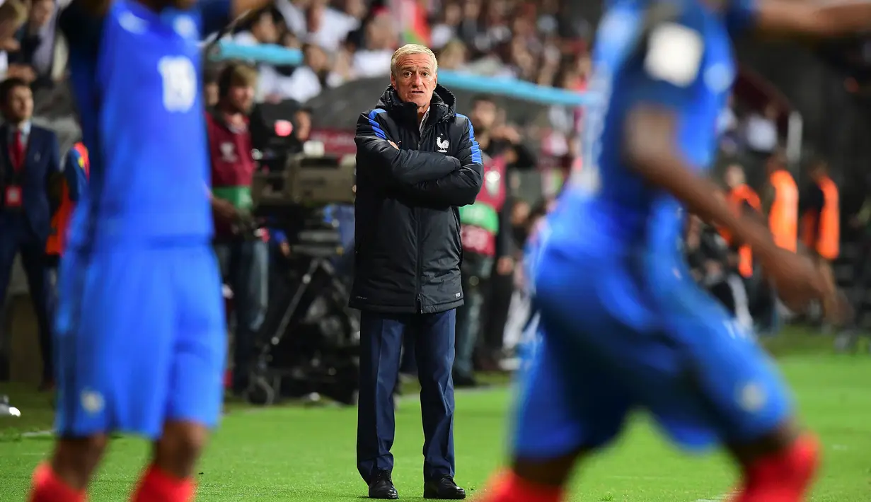 Pelatih Prancis, Didier Deschamps saat melihat aksi para pemain Prancis melawan Belarusia pada kualifikasi Piala Dunia 2018 di Borisov Arena, Borisov, Belarusia. (AFP/Franck Fife)