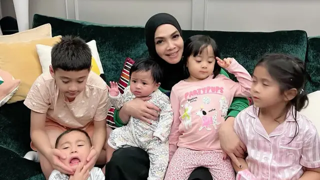 Potret Rieta Amilia dan Cucu-Cucunya (credit: https://www.instagram.com/rieta_amilia/)