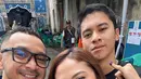 Giring Ganesha dan Cynthia tampil kompak dalam busana bernuansa biru navy. Giring pilih kenakan kemeja batik biru cokelat, sedangkan Cynthia tampil kekinian dengan jeans [@cynthiaganesha]
