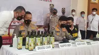 Barang bukti yang diamankan dari tersangka RK (28) yakni  narkotika jenis sabu cair sebanyak 12 botol dengan masing berat 500 mililiter. (Foto:Liputan6/Pramita Tristiawati)