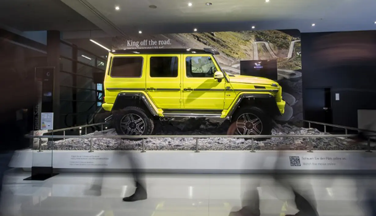 Mobil Mercedes Benz G a 500 4X4 ditampilkan dalam 66th Internationale Automobil-Ausstellung (IAA) di Frankfurt, Jerman (16/9/2015). Pameran ini di selenggarakan mulai tanggal 15-27 September 2015. (AFP PHOTO/ODD ANDERSEN)
