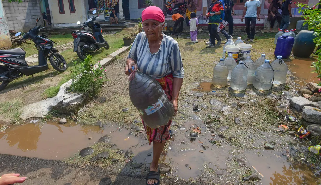 Warga  mendapatkan air bersih saat pemberian bantuan air bersih yang dilakukan Relawan Gerak Bareng di Desa Cidokom, Bogor, Jawa Barat, Kamis, 30 Juli 2026. (KLY/Arie Basuki)
