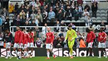 Ekspresi para pemain Manchester United (MU) setelah kalah dari Newcastle United pada lanjutan Liga Inggris 2024/2025 di St James Park, Minggu (13/4/2025). (AFP/Andy Buchanan)
