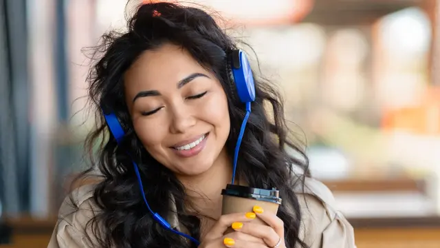 menikmati waktu mendengar musik bahagia