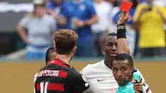 Pemain Chelsea, Nicolas Jackson diganjar kartu merah oleh wasit saat laga Grup D Piala Dunia Antarklub 2025 melawan Flamengo di Lincoln Financial Field stadium, Philadelphia, Amerika Serikat, Sabtu (21/06/2025) WIB. (AFP/Franck Fife)