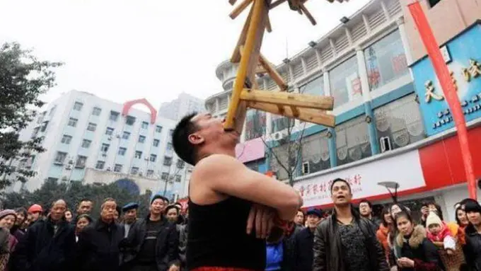 Hanya Pakai Gigi, Pria Ini Bisa Angkat Kursi Seberat 75 kg