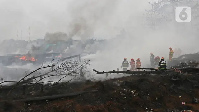 Api di Lokasi Kebakaran Lapak Ban Bekas Belum Padam