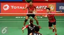 Ganda campuran Indonesia, Tontowi/Liliyana (kanan) mengembalikan bola ke Ko Sung Hyun/Kim Ha Na di Total BWF World Championships 2015 di Istora Senayan, Jakarta, Jumat (14/8/2015). Tontowi/Liliyana unggul 21-8. 21-15. (Liputan6.com/Helmi Fithriansyah)
