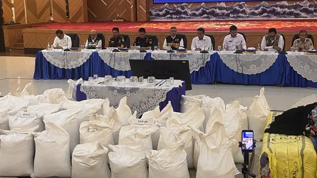 Impor ilegal beras, garam, dan pakaian bekas senilai Rp 27,339 miliar berhasil digagalkan Bea Cukai di sejumlah wilayah. (Liputan6.com/Christian)
