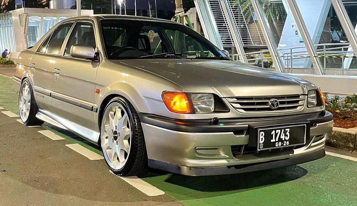 Toyota Soluna menjadi salah satu mobil yang banyak beredar di era 2000an awal. Mobil yang meluncur di Indonesia pada tahun 2000 ini berhasil mengambil pasar compact sedan saat itu. Elemen desain ala 90an masih sangat terasa di Toyota Soluna. Saat ini tipe yang digandrungi adalah model pre-facelift varian 1.5 GLi Automatic karena memberikan kemudahan dan kenyamanan khas transmisi matic serta konsumsi BBM yang irit. (Source: Instagram/@firmansyah_mp)