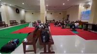 Momen Jamaah Muslim Sholat di Gereja Sidoarjo. (Sumber: Twitter/@Midjan_La_2)
