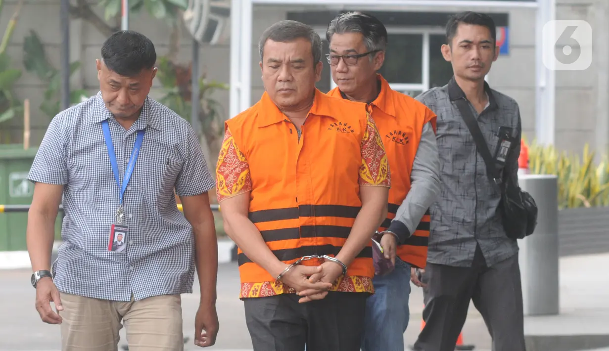 Kepala Dinas PUPR Kabupaten Indramayu, Omarsyah (kiri) dan Kepala Bidang Jalan di Dinas PUPR Kabupaten Indramayu, Wempy Triyono dikawal petugas akan menjalani pemeriksaan oleh penyidik di Gedung KPK, Jakarta, Selasa (26/11/2019). (merdeka.com/Dwi Narwoko)