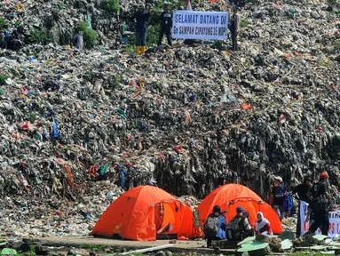Relawan dari Perkumpulan Organisasi Info Depok melakukan aksi camping di Tempat Pembuangan Akhir (TPA) Cipayung, Depok, Rabu (31/5/2023). (merdeka.com/Arie Basuki)