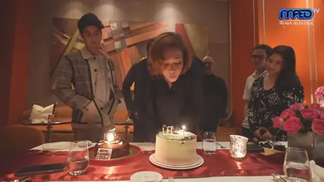 Momen Tissa Biani Ikut Keluarga Maia Estianty Dinner, Santap Hidangan Berhias Emas. (Sumber: YouTube/MAIA ALELDUL TV)