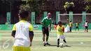Kurniawan Dwi Yulianto sedang memberikan arahan kepada salah satu peserta MILO Football Clinic Day mengenai teknik menendang bola di Lapangan Sepakbola Pertamina-Simprug, Jakarta (29/10). (Liputan6.com/Istimewa)