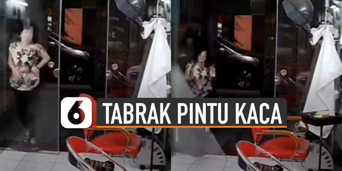 VIDEO: Apes, Perempuan Tabrak Pintu Kaca Saat Masuk ke Dalam Salon