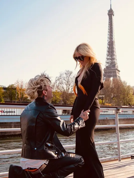 Avril nampak anggung mengenakan gaun hitam lengan panjang saat dilamar Mod Sun dengan pemandangan Menara Eiffel. Mod Sun juga tampil serba-hitam dalam setelan black jeans dan biker jacket (Foto: Instagram @modsun)