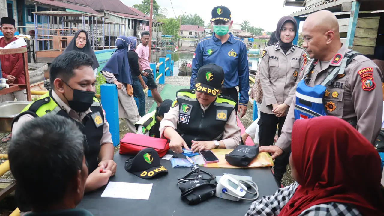 Pemeriksaan kesehatan korban banjir di Kabupaten Pelalawan.