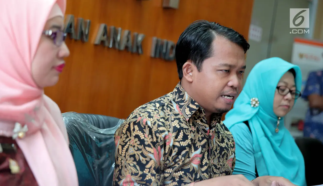 Ketua KPAI Susanto (tengah) memberi keterangan pers di Gedung KPAI, Jakarta, Jumat (22/9). KPAI mendesak twitter untuk memperbaiki sistem sehingga ramah anak, sehat dan mempunyai nilai edukasi. (Liputan6.com/Faizal Fanani)
