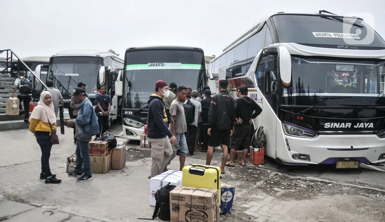 Sejumlah calon penumpang menunggu jadwal keberangkatan bus antarkota antarprovinsi (AKAP) di Terminal Bus Tanjung Priok. (merdeka.com/Iqbal S. Nugroho)