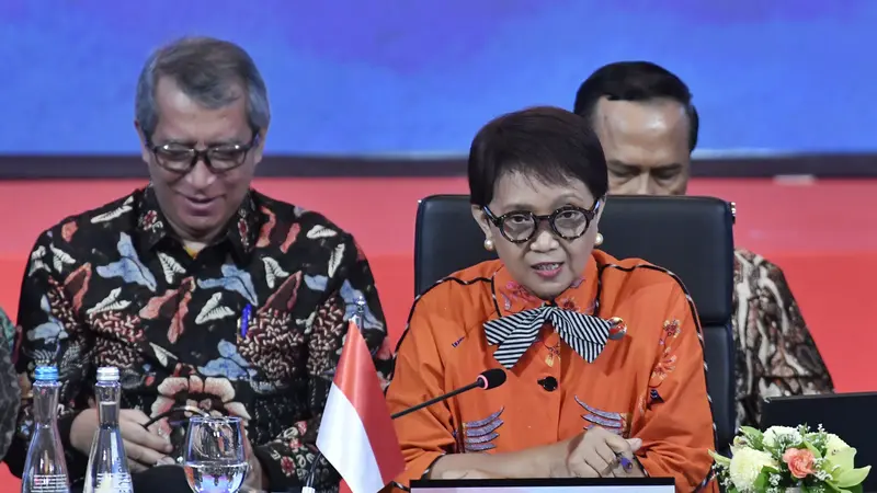 Menteri Luar Negeri (Menlu) RI Retno Marsudi dalam pertemuan dengan para menlu ASEAN dalam ASEAN Post Ministerial Conference with China di Jakarta, Kamis (13/7/2023). (Dok: Kemlu RI)