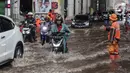 Hujan lebat yang terjadi sejak siang hari pada Selasa (5/11/2024) membuat kawasan tersebut tergenang air setinggi 30 cm. (Liputan6.com/Angga Yuniar)