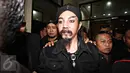 Limbad melakukan atraksi gantung diri di acara malam tahun baru.(Liputan6.com/Immanuel Antonius)