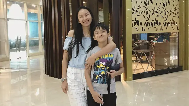 [Bintang] Tak Serumah, Ini 8 Potret Kebersamaan Kalina Oktaranny dan Azka