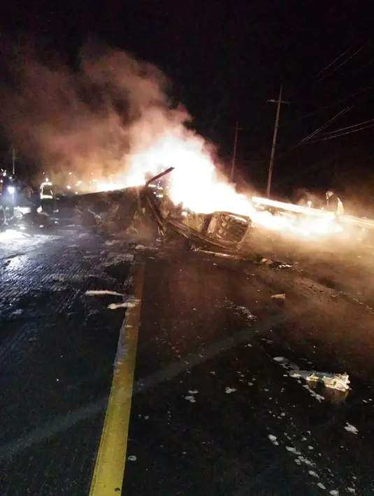 Petugas pemadam berada di lokasi jatuhnya helikopter Apache milik Amerika Serikat di Wonju , Korea Selatan , Senin (23/11). Petugas kepolisian setempat menyebutkan bahwa kecelakaan ini menewaskan seorang pilot dan seorang kru pesawat. (AFP PHOTO/YONHAP)