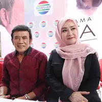 "Jadi saya kemarin teleponan sama Elvy, saya bilang pertama anda harus sabar, jangan stres, bahwa memang kita nih sedang diserang ini," kata Rhoma Irama di kawasan Kebagusan, Jakarta Selatan, Kamis (1/3/2018). (Nurwahyunan/Bintang.com)