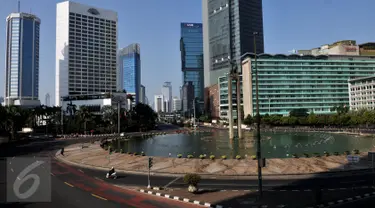 Suasana arus lalu lintas di kawasan Bundaran Hotel Indonesia, Jakarta, Jumat (17/7/2015). Lengangnya arus lalu lintas di Jakarta disebabkan libur bersama perayaan Idul Fitri 1436 H. (Liputan6.com/Johan Tallo)