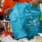 Karyawan mengemas barang belanjaan konsumen dengan tas belanja nonplastik di sebuah supermarket di Denpasar, 16 Juli 2019. Bali menerapkan pelarangan penggunaan plastik sekali pakai yang tertuang dalam Peraturan Gubernur (Pergub) Nomor 97 Tahun 2018. (SONNY TUMBELAKA/AFP)