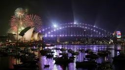 Pesta kembang api menghiasi malam Tahun Baru di Sydney Opera House dan Harbour Bridge, Sydney, Australia (31/12). Perayaan pesta kembang api di kawasan Opera House sudah dapat dinikmati sejak pukul 6 sore. (Reuters/Jason Reed)