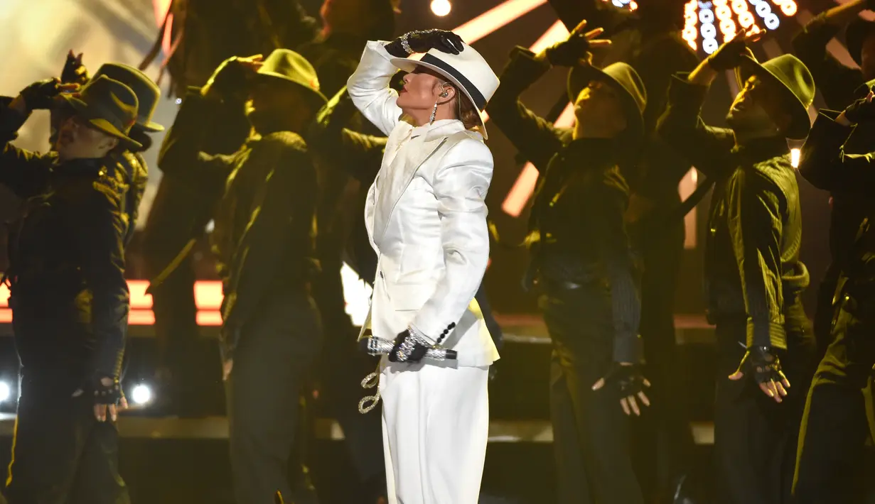 Penyanyi Jennifer Lopez (JLo) saat menyanyikan lagu "Dinero" dalam acara Billboard Music Awards 2018 di Las Vegas, AS (20/5). JLo beraksi dengan bergaya seperti Raja Pop Dunia, mendiang Michael Jackson. (AP Photo/Chris Pizzello)