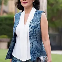 Ilustrasi Kardigan Batik Tanpa Lengan (Sumber Gambar: Meta AI)