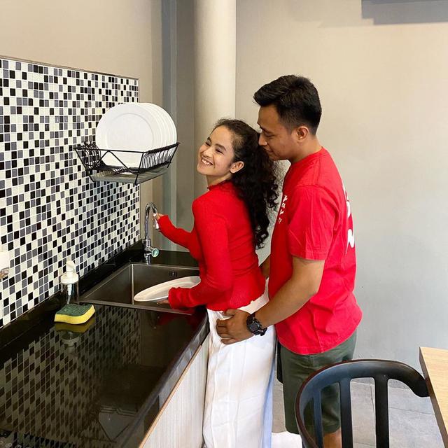 6 Potret Terbaru Meirayni Fauziah FTV dan Suami yang Jarang Tersorot