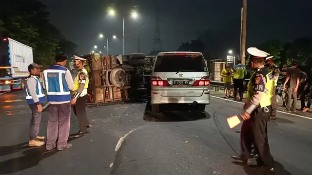 Petugas mengevakuasi kendaraan yang terlibat kecelakaan beruntun di Km 51 Tol Lingkar Luar Jakarta