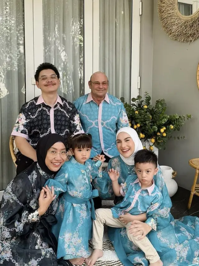10 Potret Seleb Rayakan Lebaran dengan Keluarga, Outfitnya Kompak