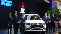Mitsubishi Outlander PHEV diklaim dapat menempuh jarak hingga 600 kilometer dengan kondisi tangki bensin dan baterai terisi penuh. (Amal A/Liputan6.com)