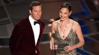 Aktris Gal Gadot bersama aktor Armie Hammer menjadi presenter pada malam penghargaan Piala Oscar 2018 di Dolby Theatre, Los Angeles, Minggu (4/3). Gal Gadot dan Armie Hammer membacakan pemenang penata rias dan rambut terbaik. (Chris Pizzello/Invision/AP)