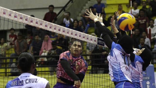 Pevoli PGN Popsivo, Aprilia Manganang, melakukan smash saat melawan Jakarta Pertamina Energi pada final Proliga 2019. (Bola.com/Yoppy Renato)